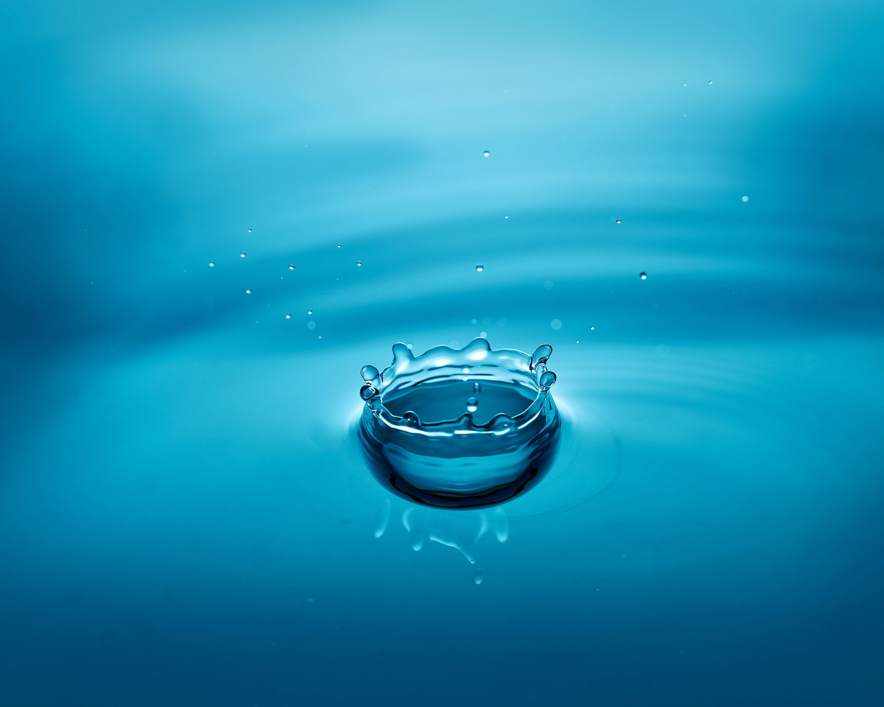 Капля воды в голубой глади