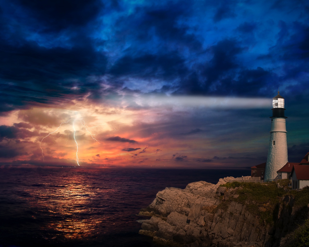 Маяк на берегу моря освещает грозовое небо 