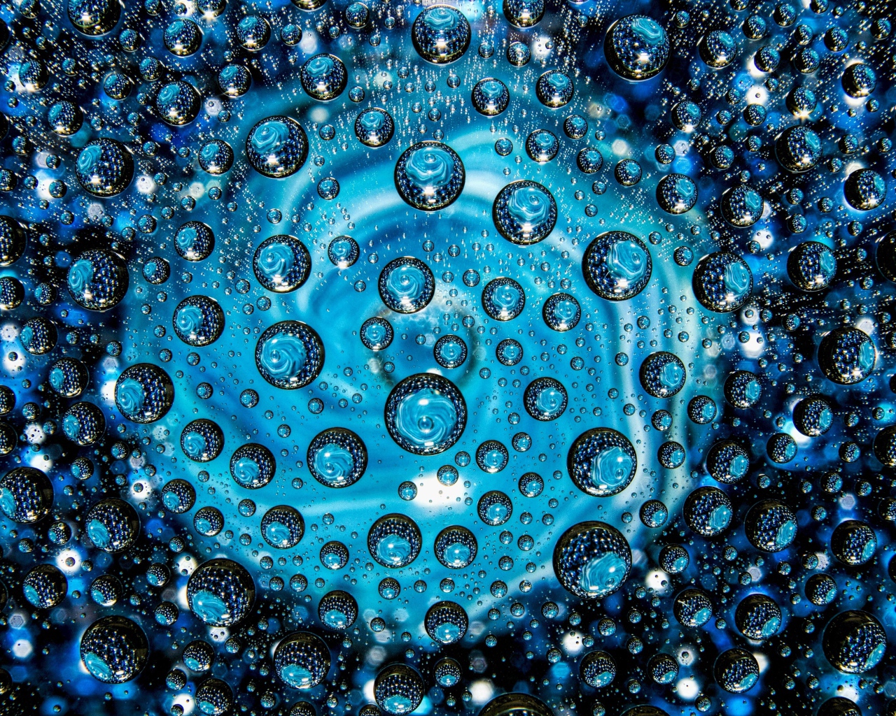 Много пузырей в голубой воронке