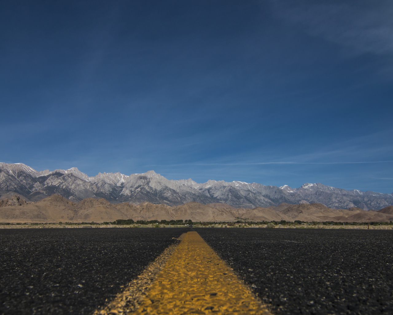 Асфальтовая дорога на фоне гор