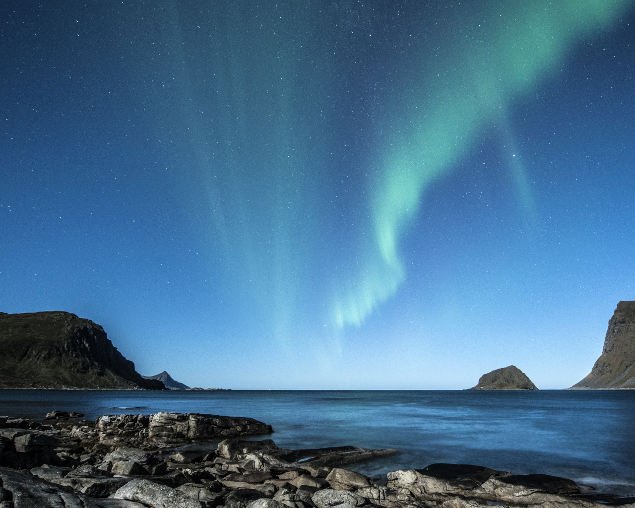 Полярное сияние над заливом