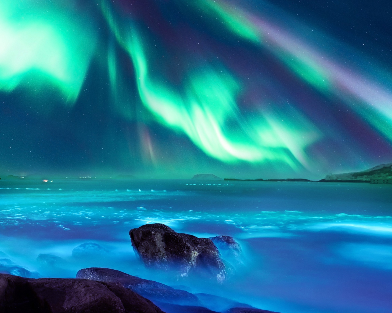 Полярное сияние над водой 