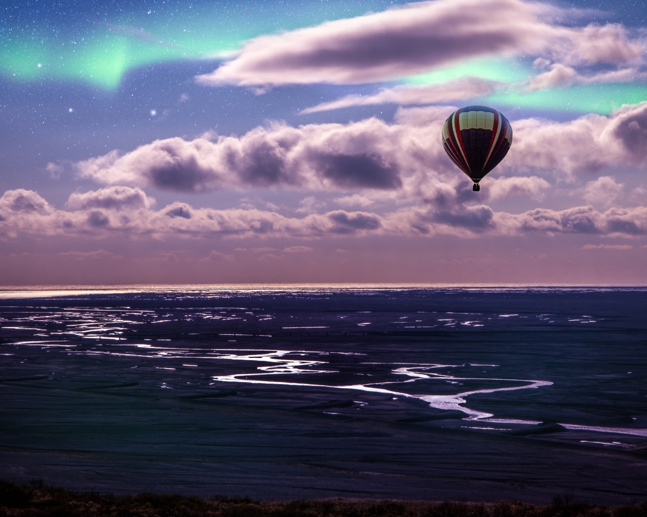 Воздушный шар в небе в белыми облаками над морем 