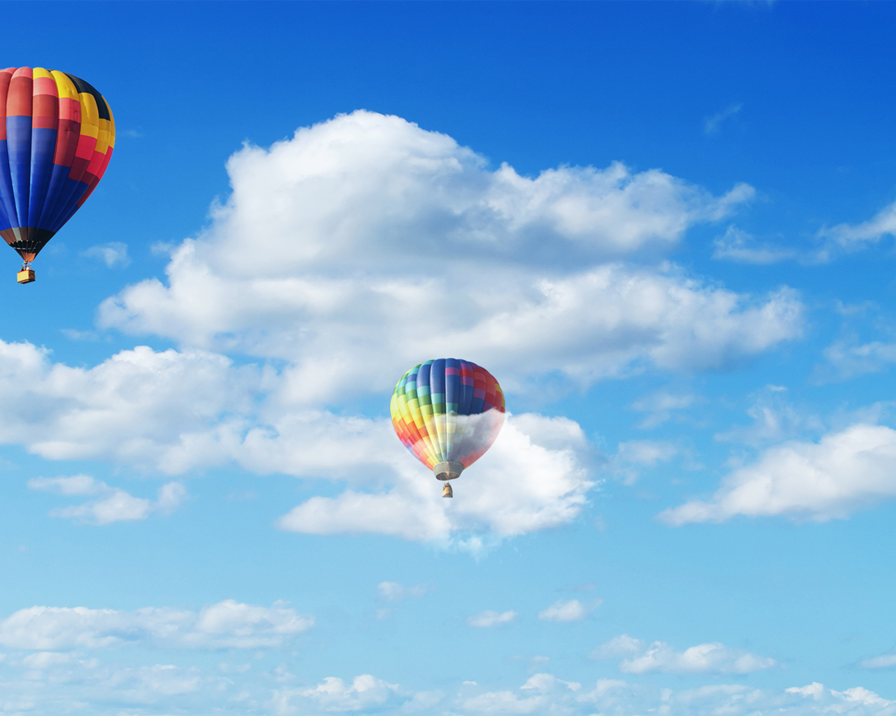 Воздушные шары в голубом небе с белыми облаками 