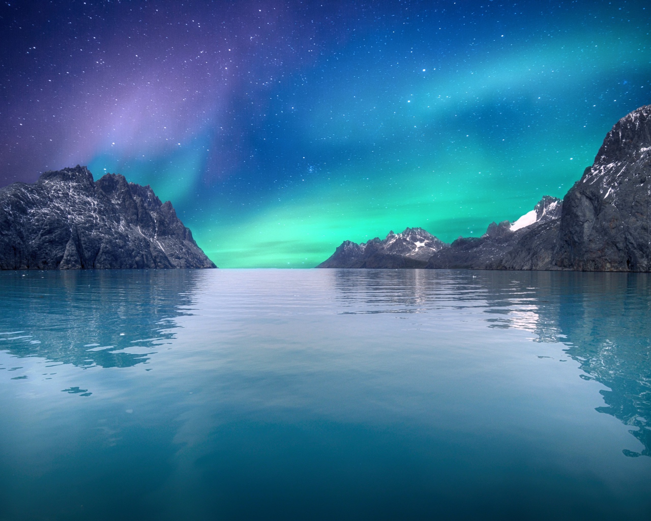 Красивое полярное сияние над скалами в заливе