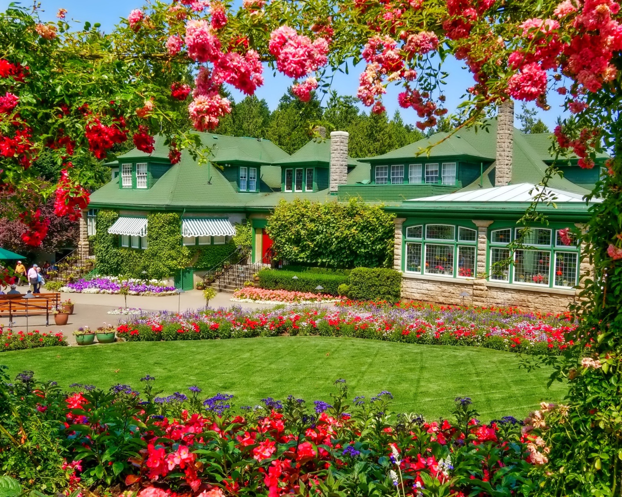 Красивый загородный дом с красивыми цветами