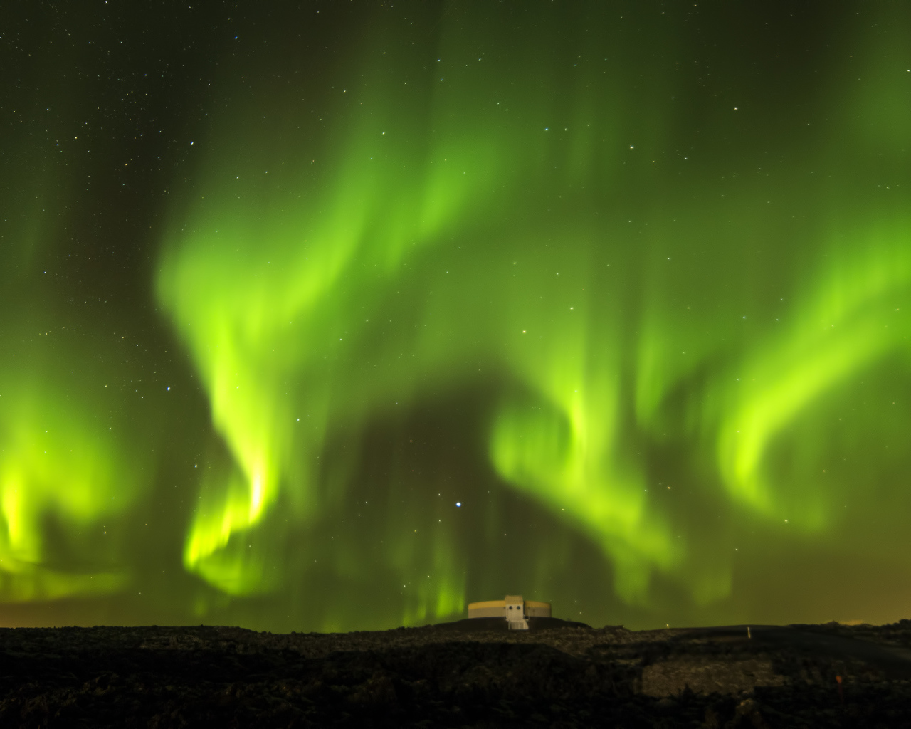 Красивое зеленое северное сияние в звездном ночном небе