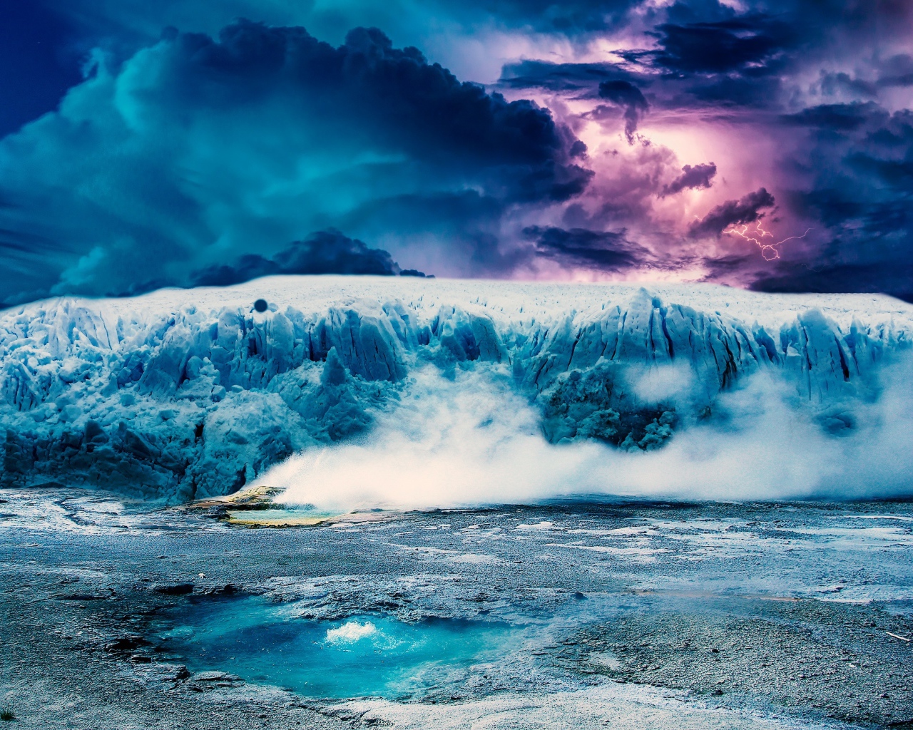 Большой голубой айсберг под грозовым небом