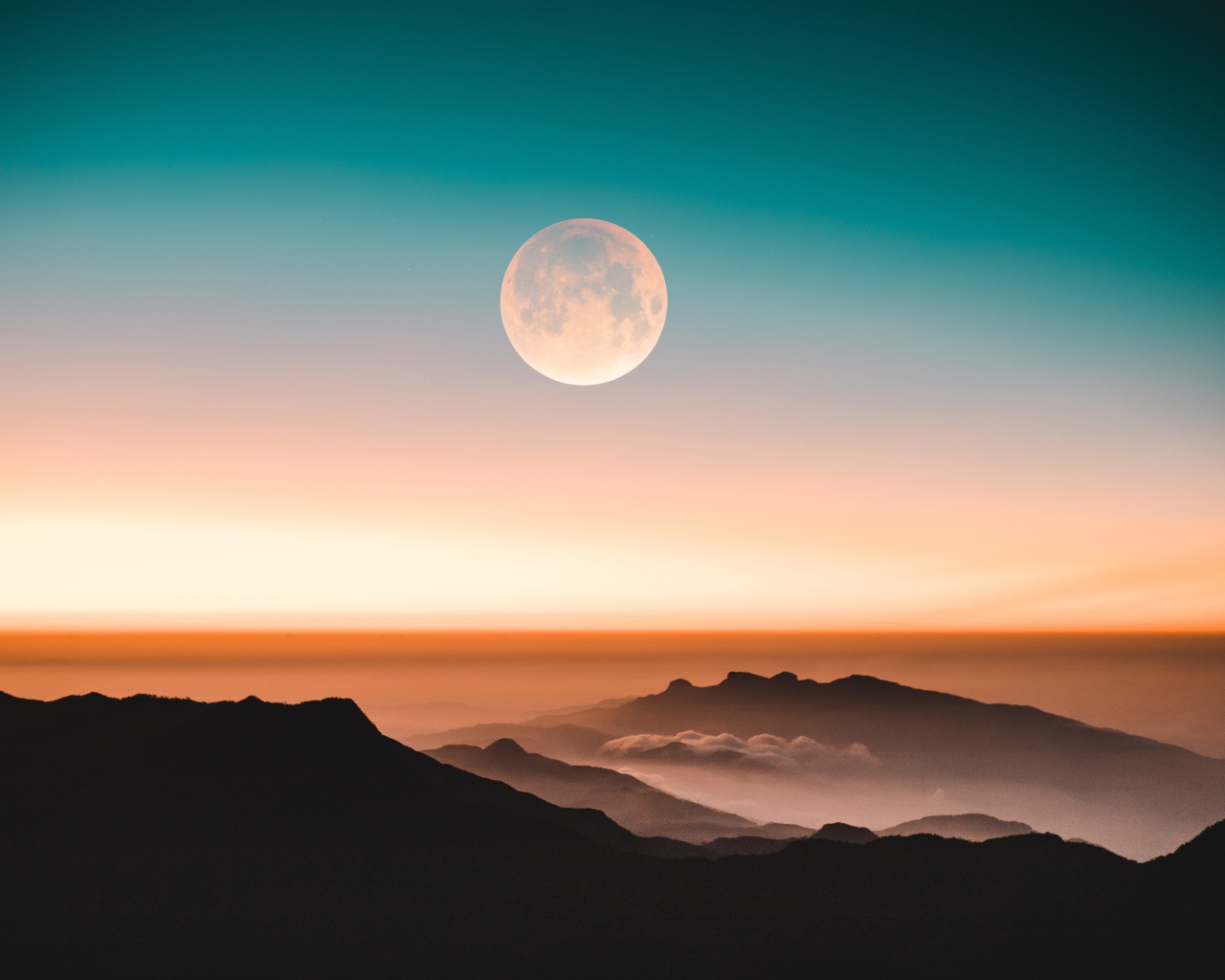 Большая круглая луна в ночном небе над холмами