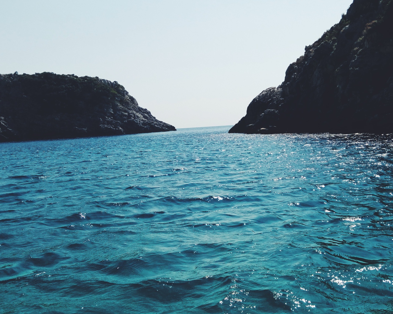 Голубая вода в заливе между гор 