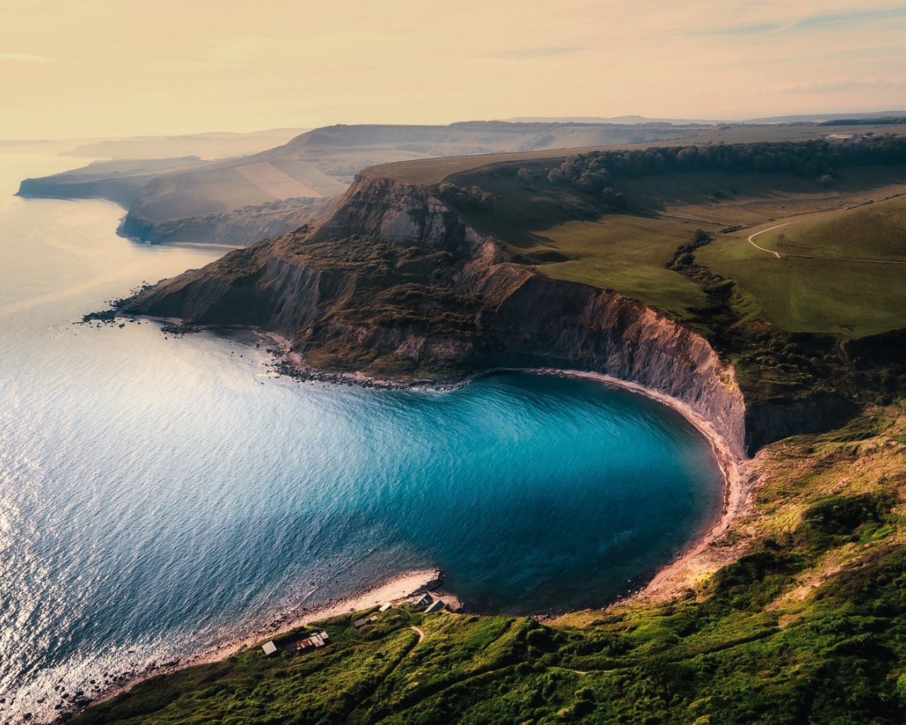 Голубая вода в заливе у гор 