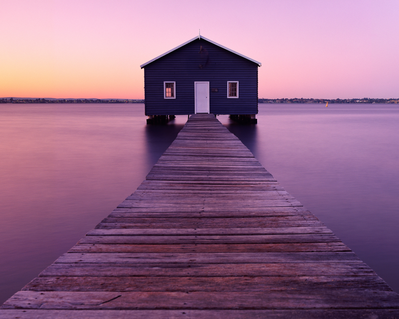 Мост с домом на воде под красивым небом