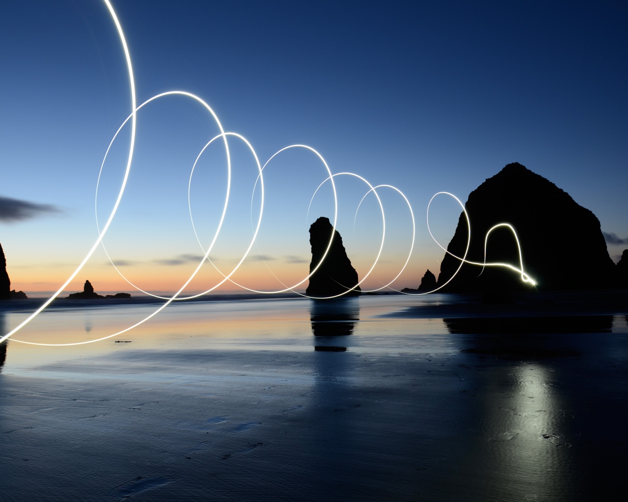 Яркая световая волна над мокрым морским песком