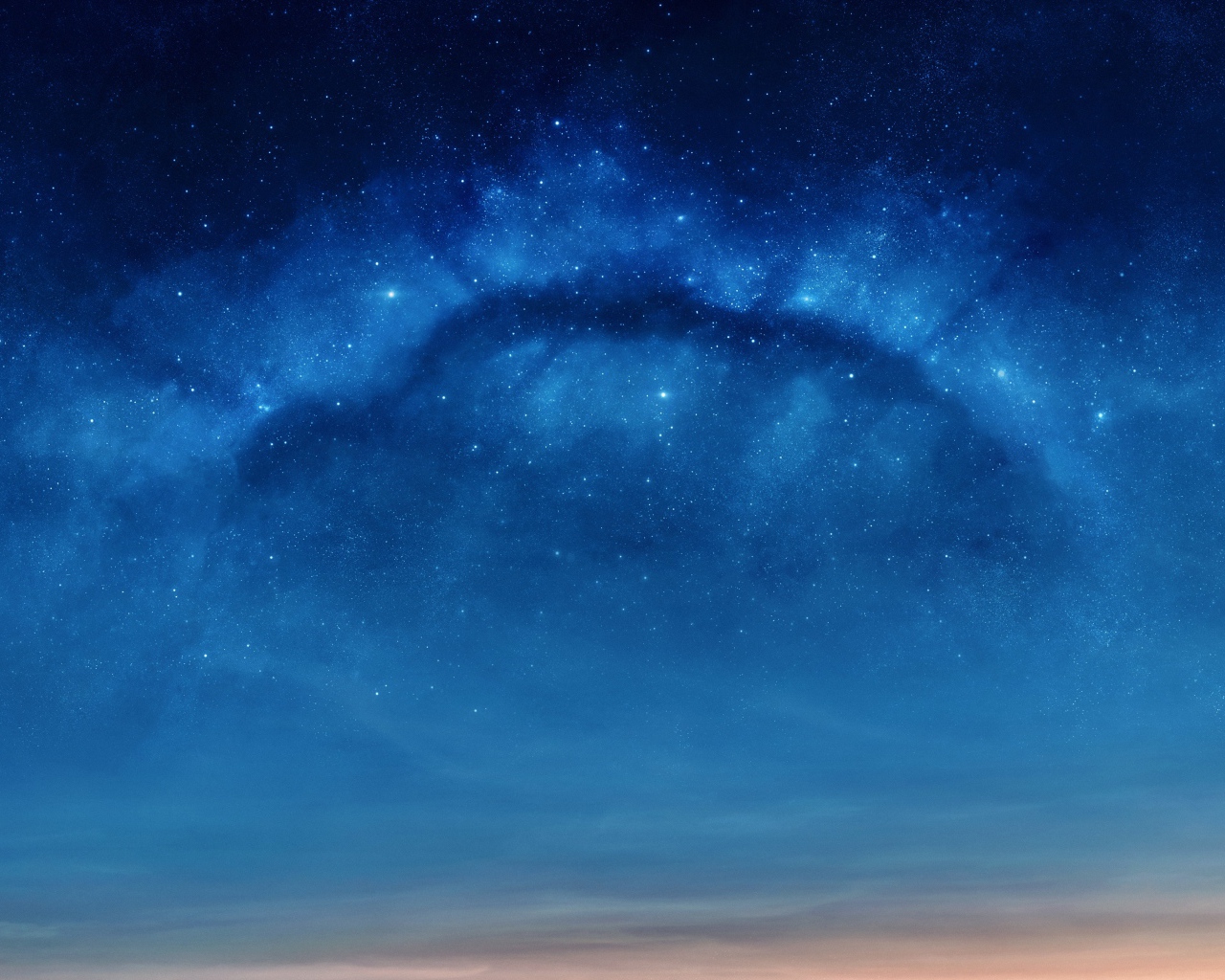 Яркие звезды в голубом небе ночью 