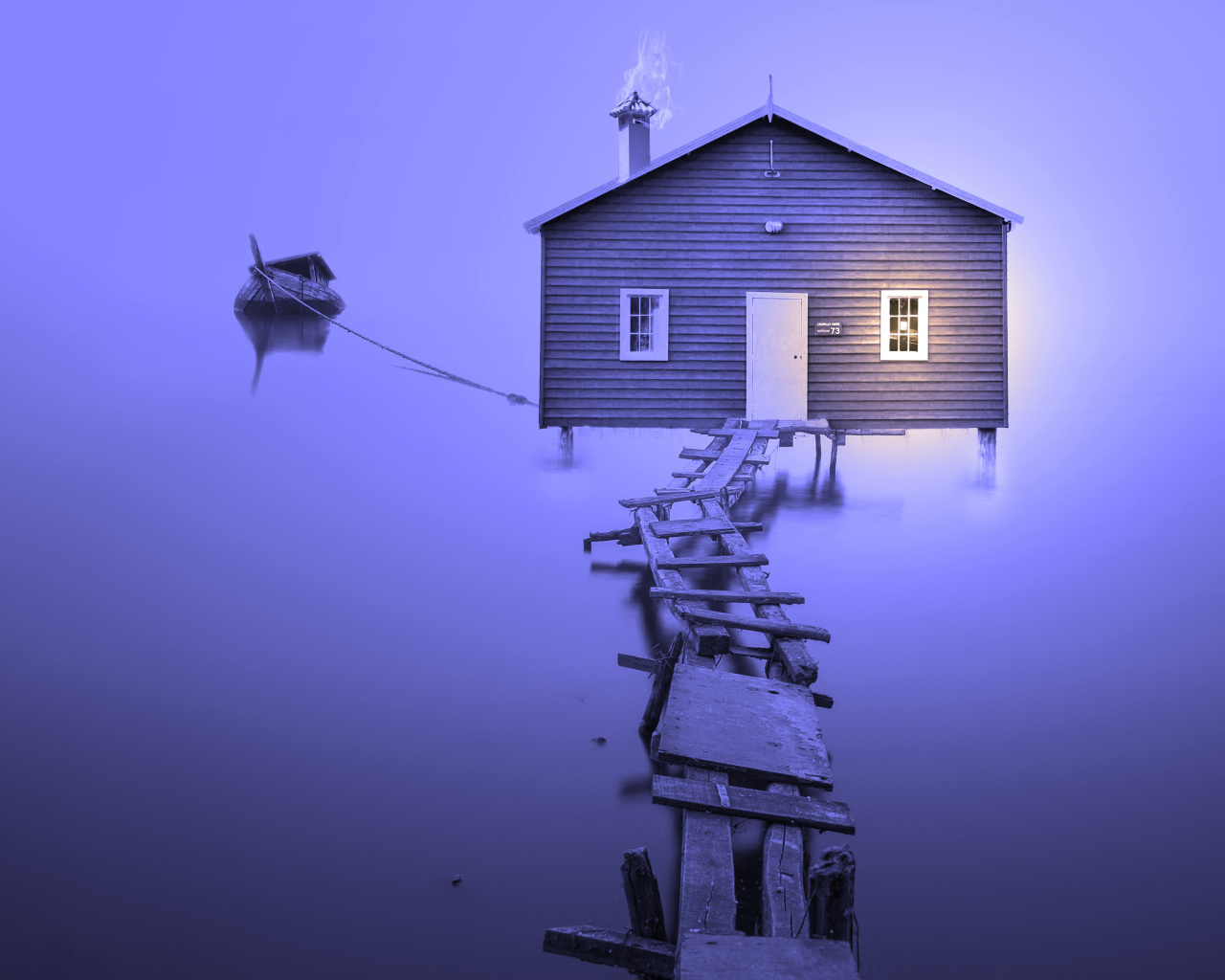 Сломанный деревянный мост к дому на воде