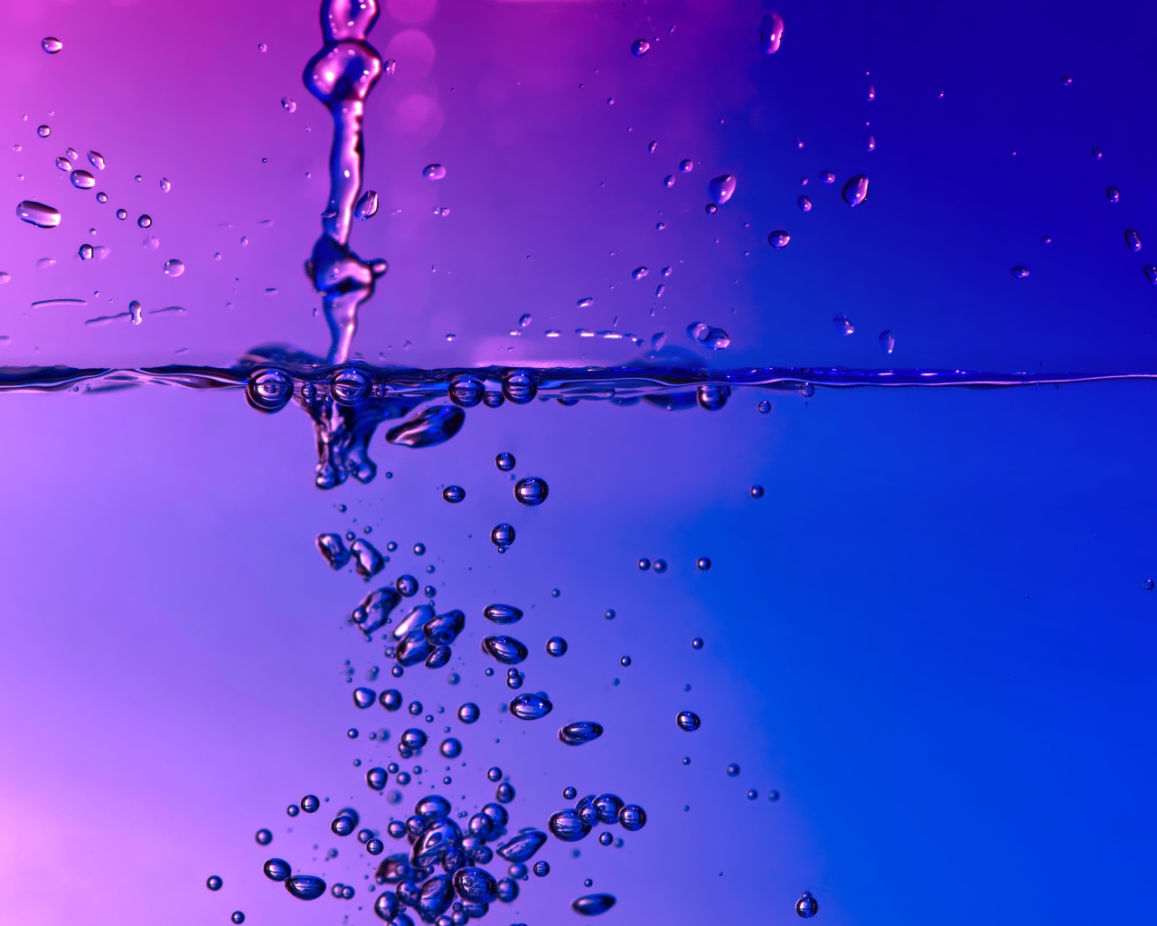 Пузыри в воде на синем фоне