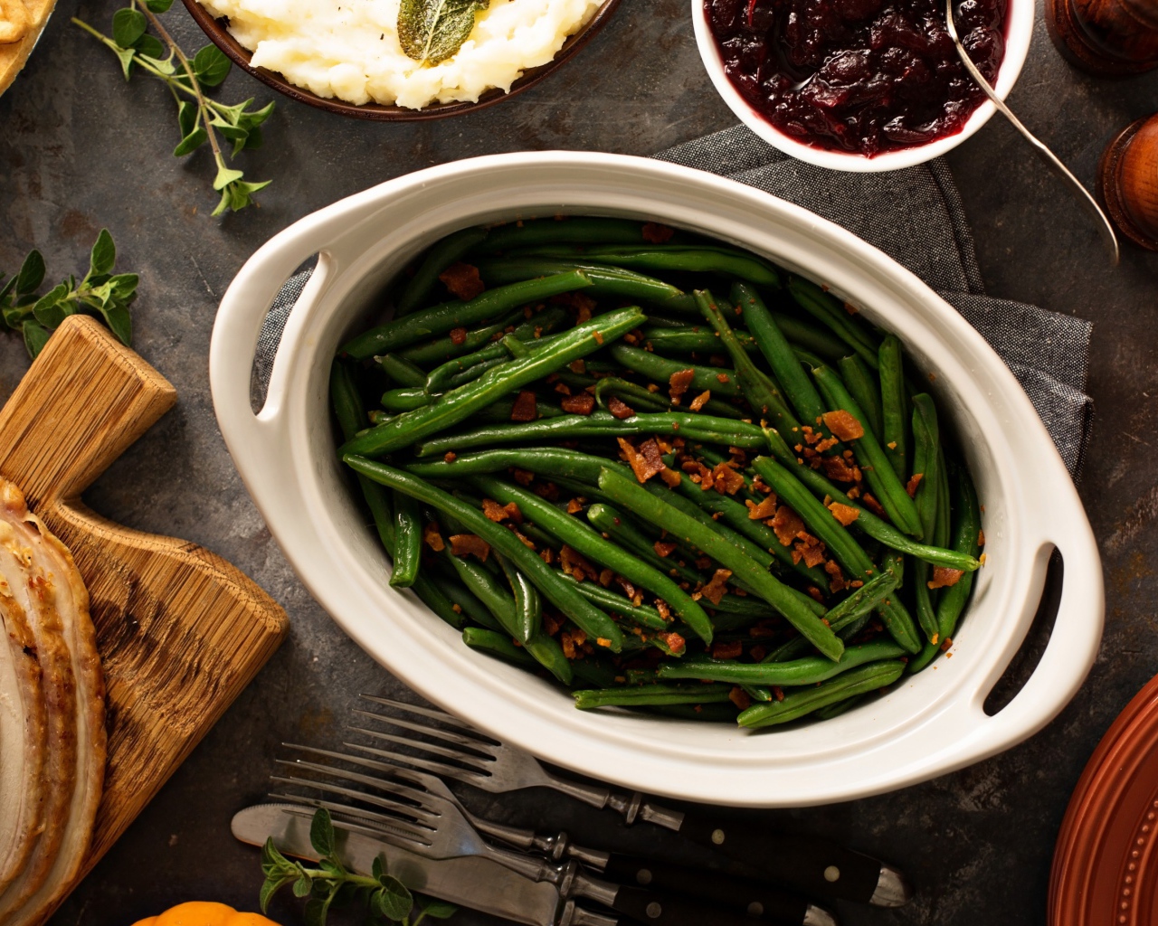 Зеленая фасоль в белой жаровне на столе 