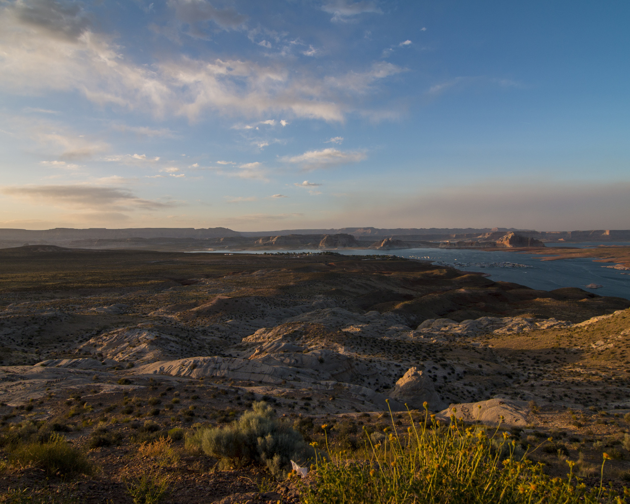Холмы у реки под голубым небом