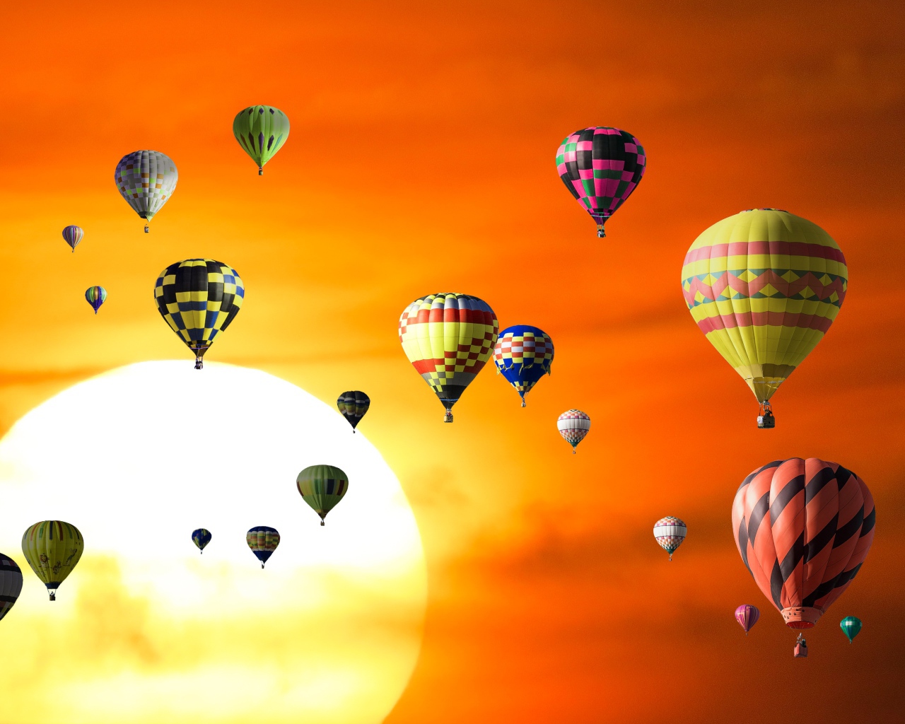 Монгольфьеры на фоне заката в небе