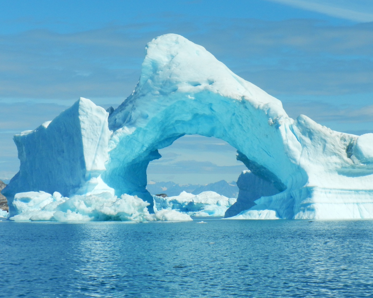 Огромный голубой айсберг в океане 