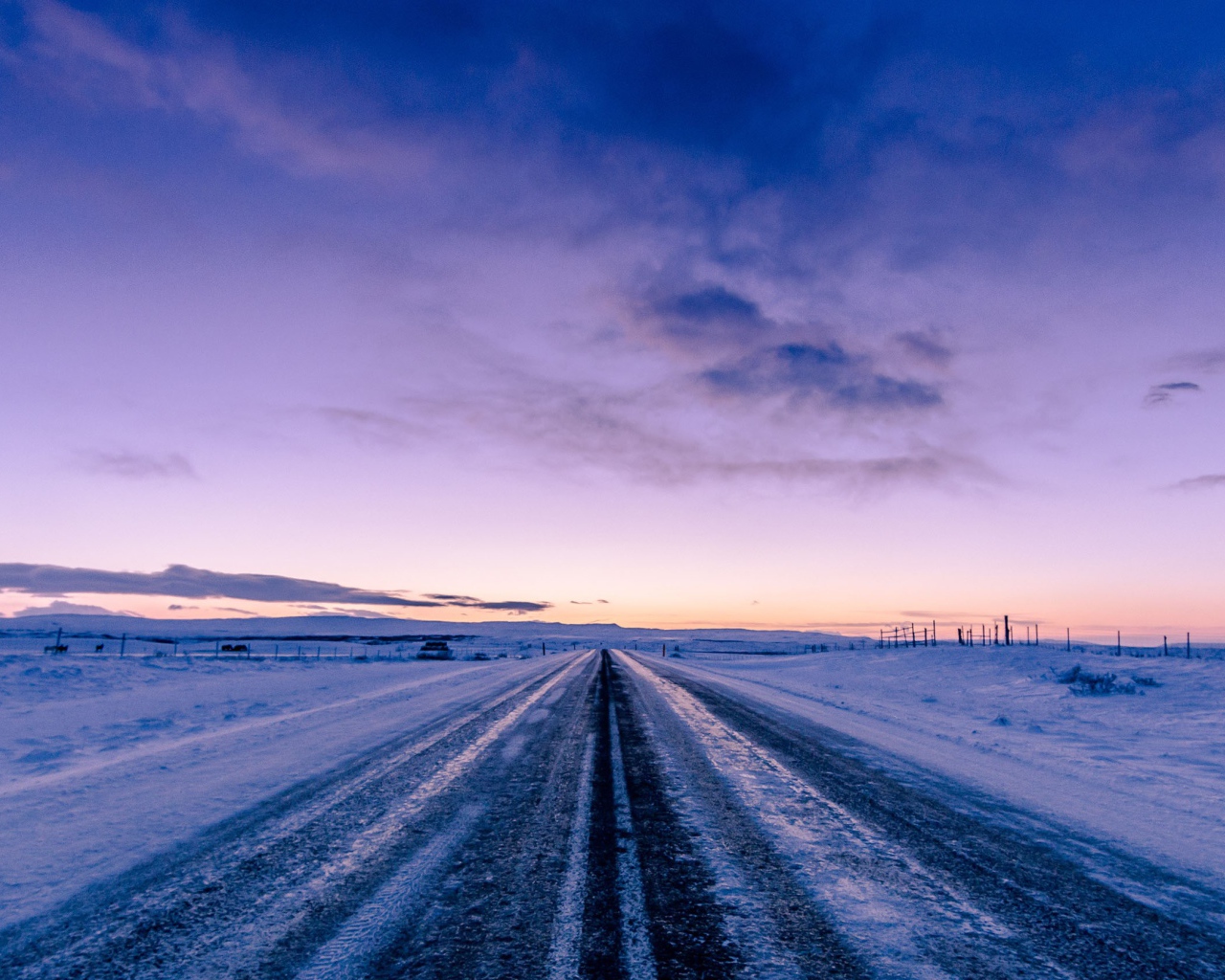 Покрытая льдом дорога на фоне неба 