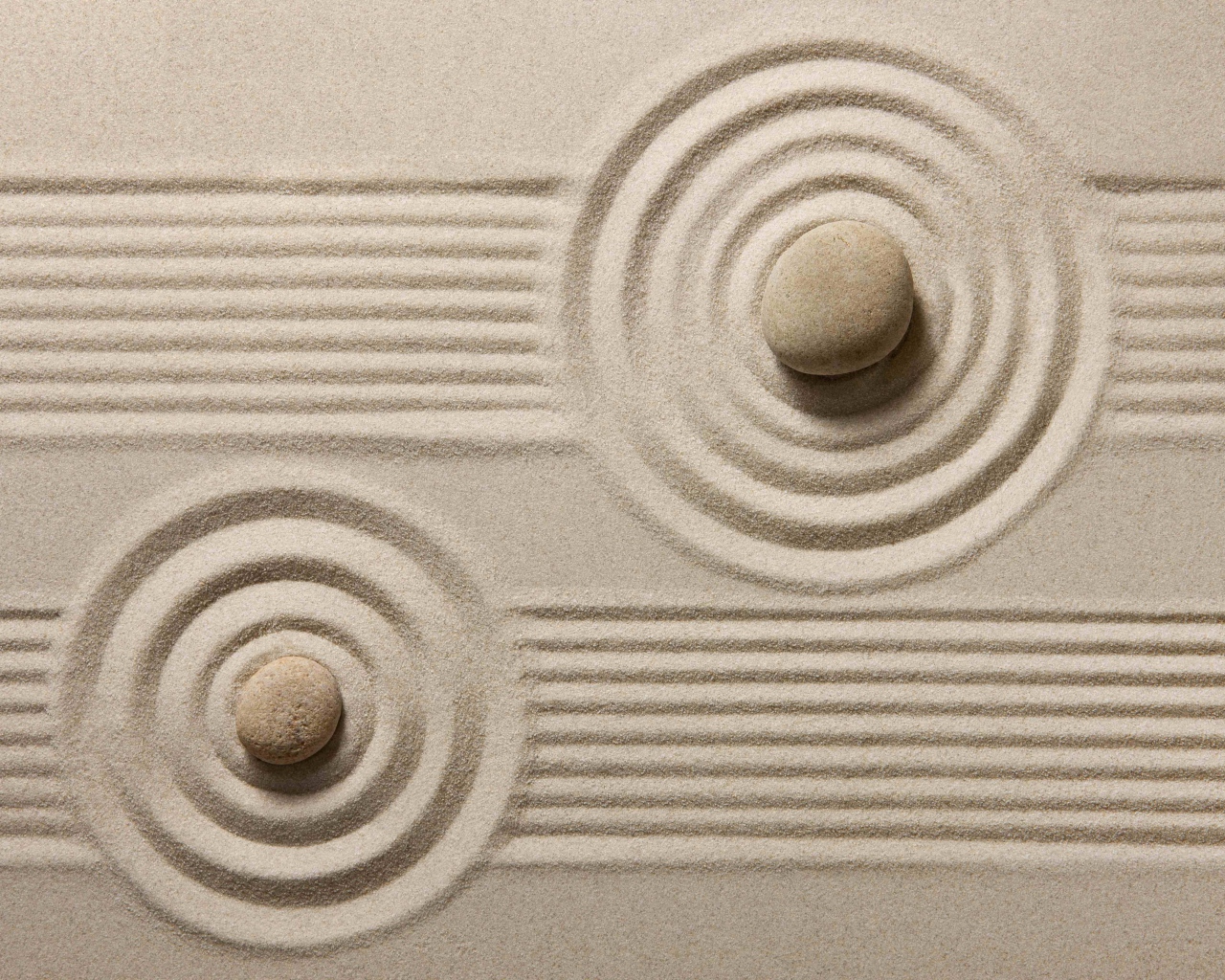 Японский сад камней на белом песке