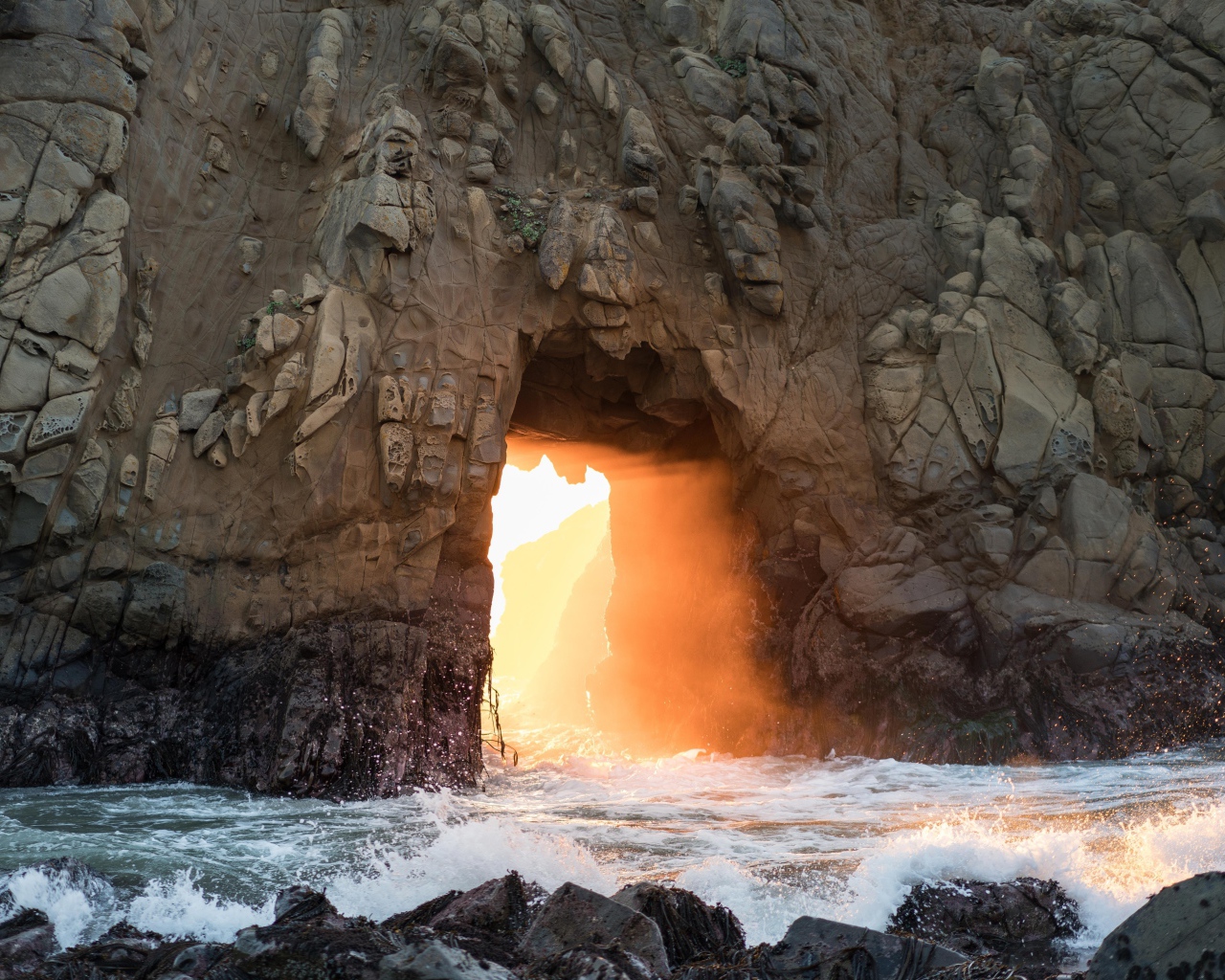 Проход в пещере в океане 
