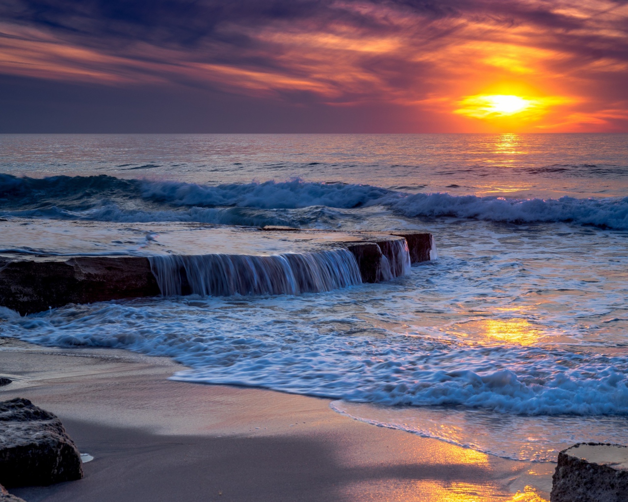 Бушующие волны океана на закате 