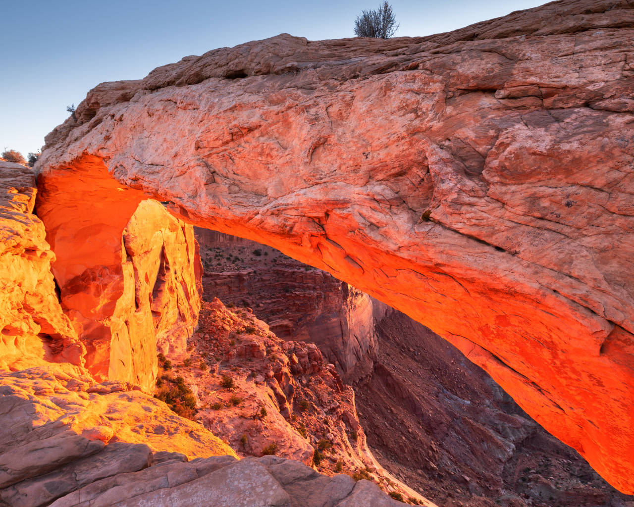 Скалы в лучах солнца в  Национальном парке Каньонлендс, Юта. США