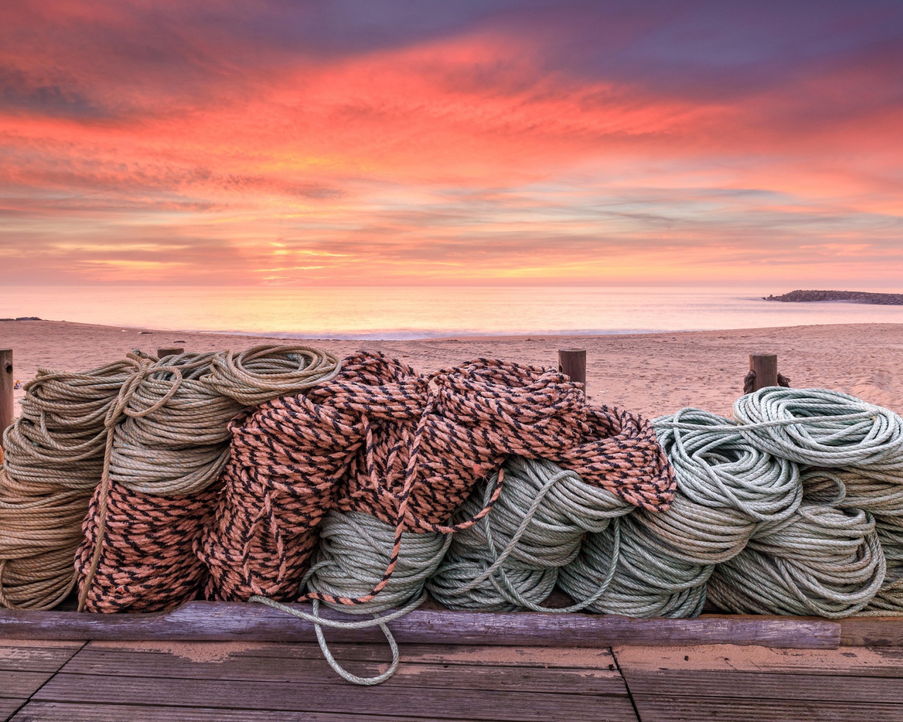 Канаты на деревянном мосту на фоне заката 