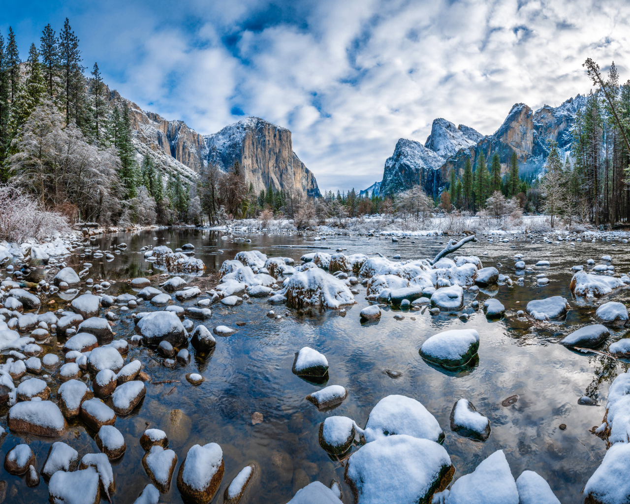 Река с покрытыми снегом камнями, Йосемитский Национальный Парк,  Калифорния. США