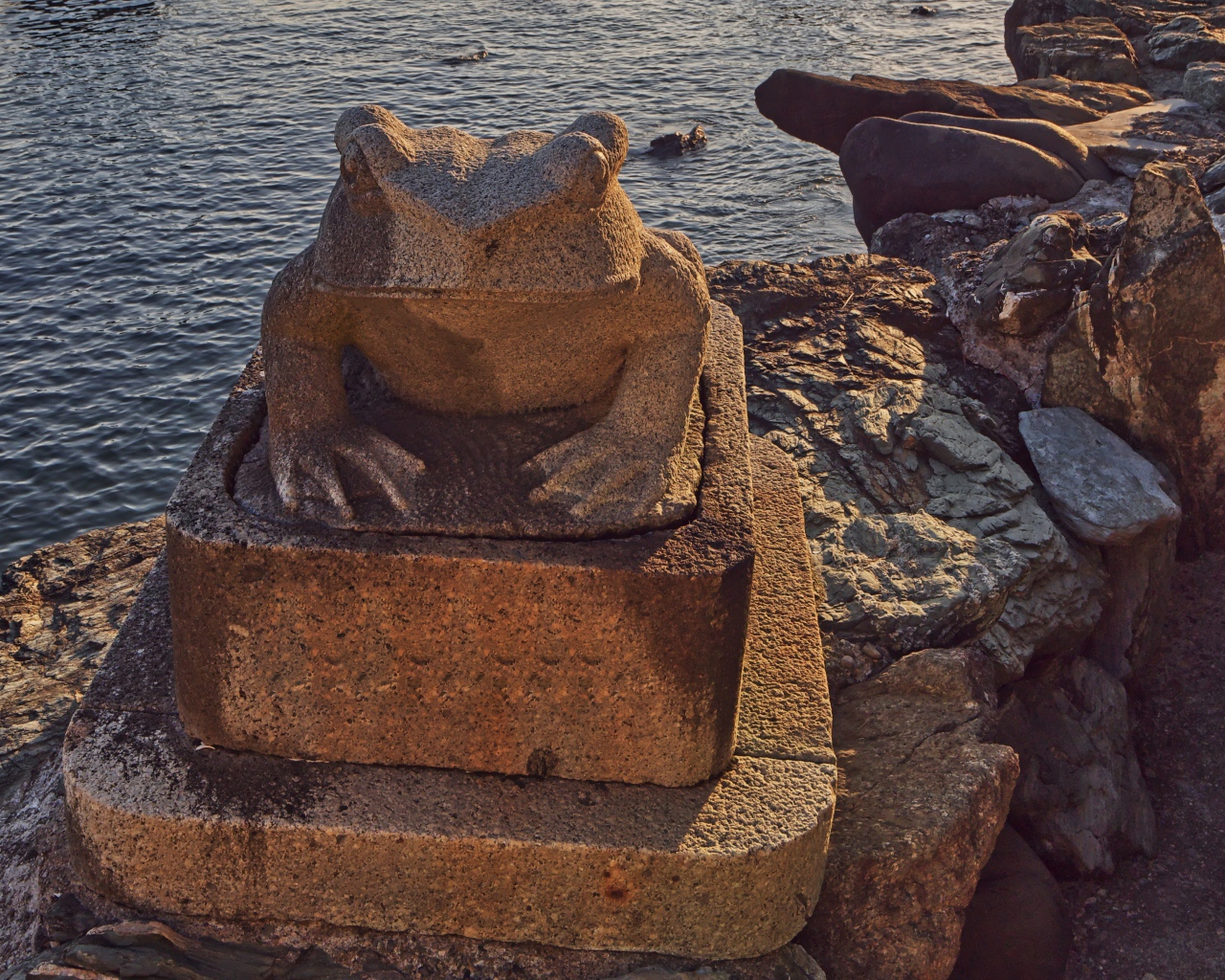 Каменная жаба на морском берегу