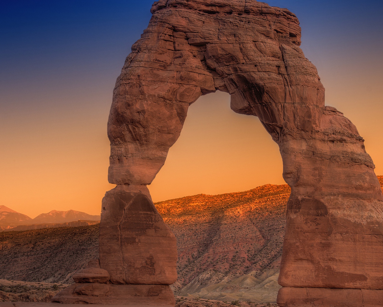 Каменная арка на фоне неба на закате солнца