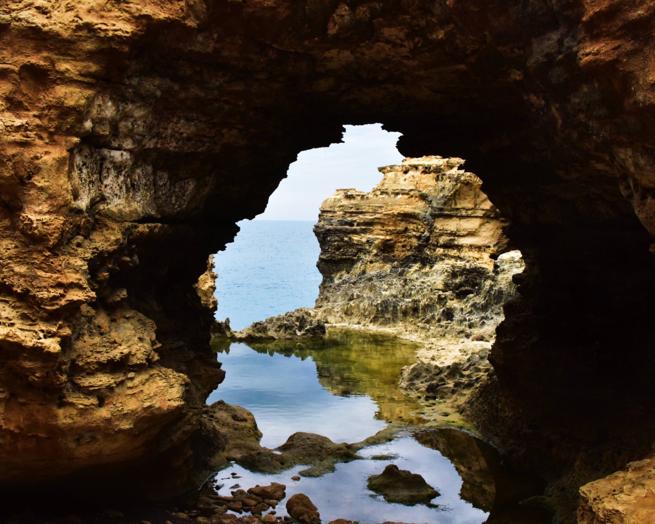 Проход в пещере в море