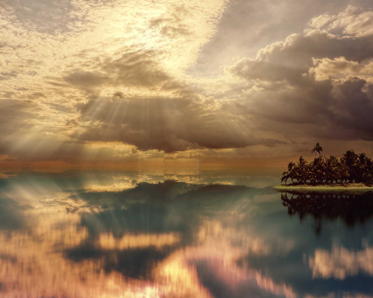 Лучи солнца в небе падают в спокойную воду озера