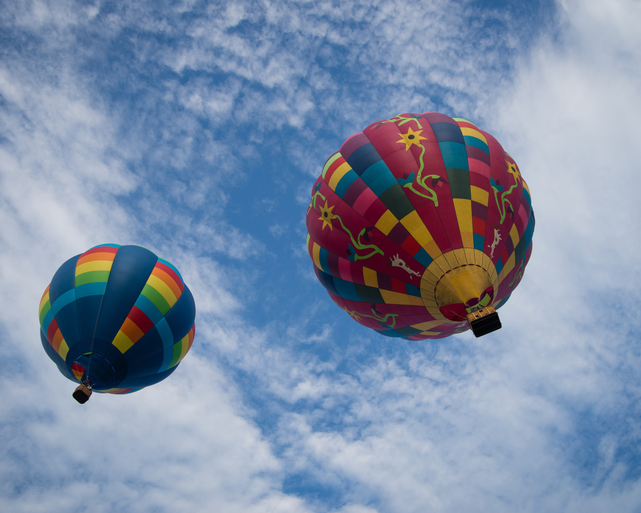 Два больших воздушных шара в голубом небе с белыми облаками