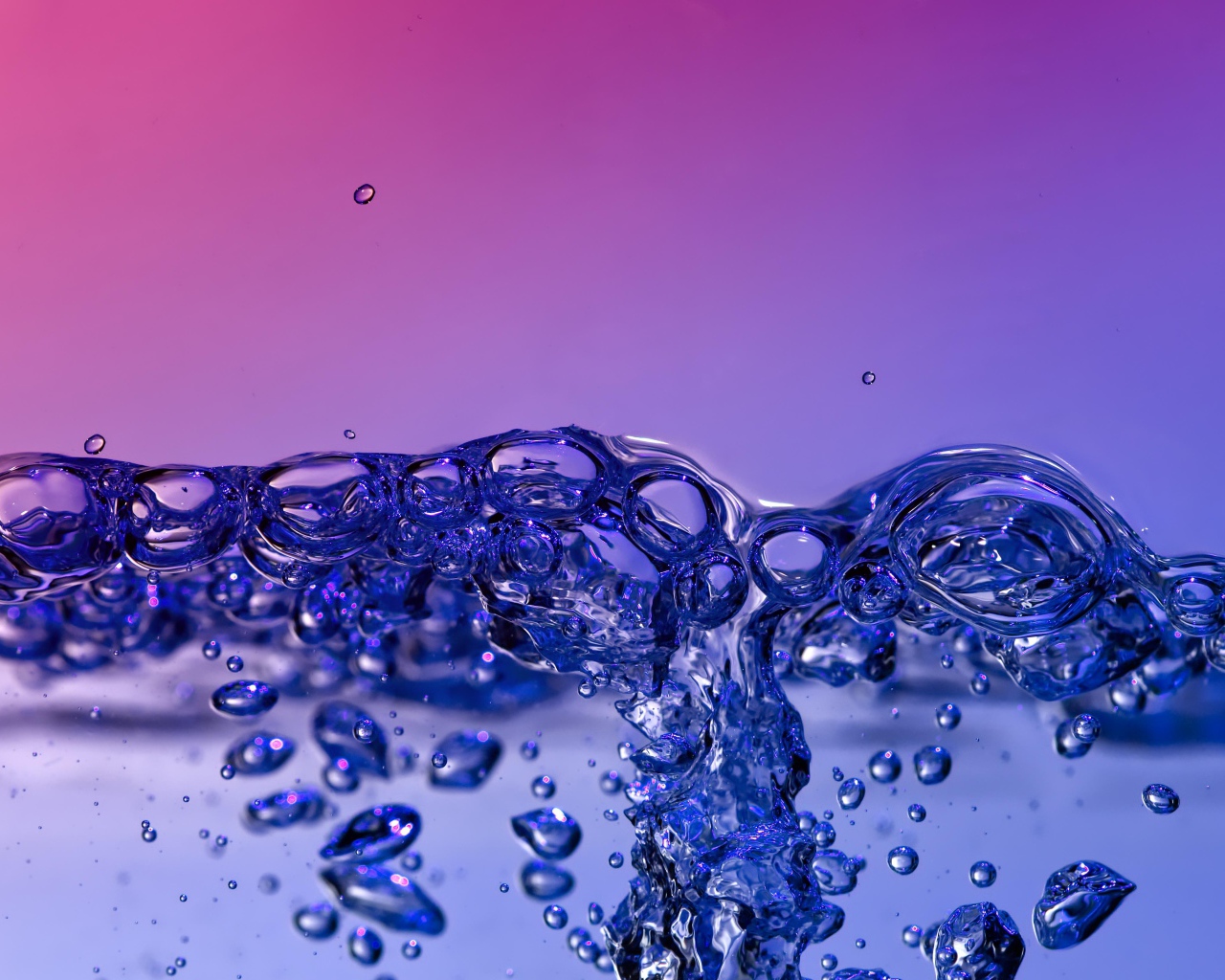 Пузыри воды на сиреневом фоне