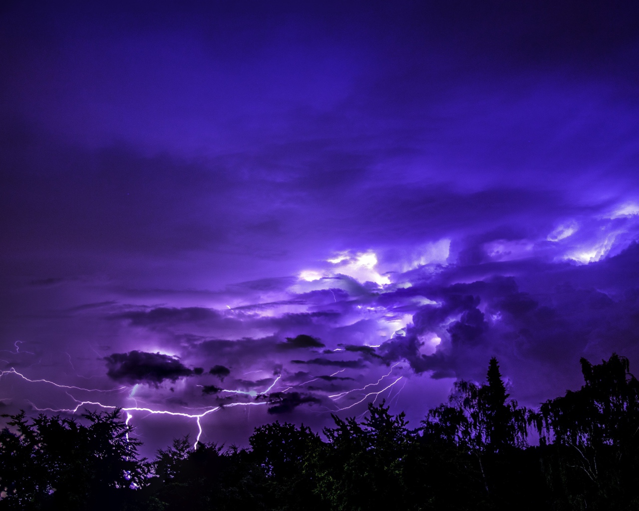 Белая молния в красивом фиолетовом небе