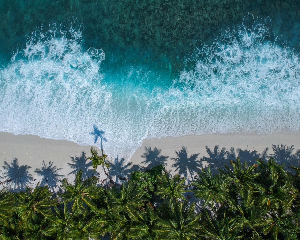 Белые волны океана на песке на тропическом пляже