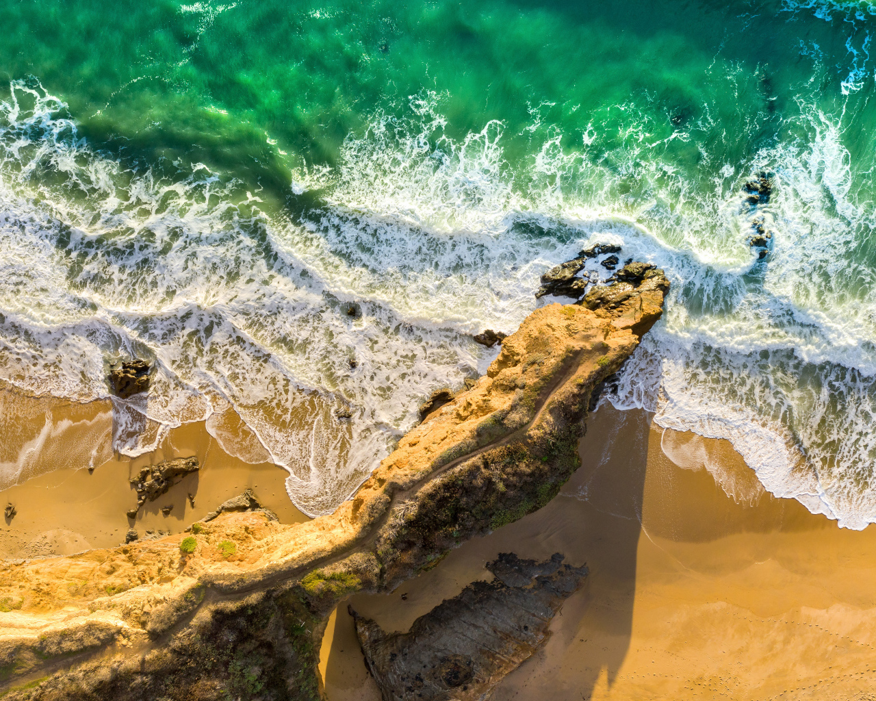 Белые волны океана на песке на береговой линии