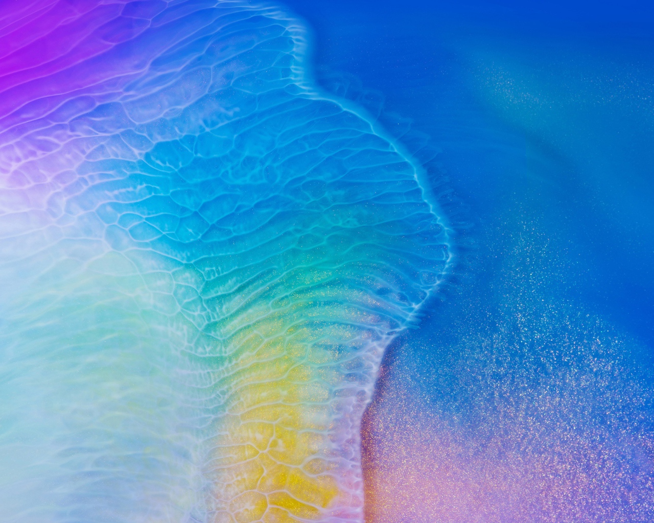 Белая вода омывает голубую поверхность 