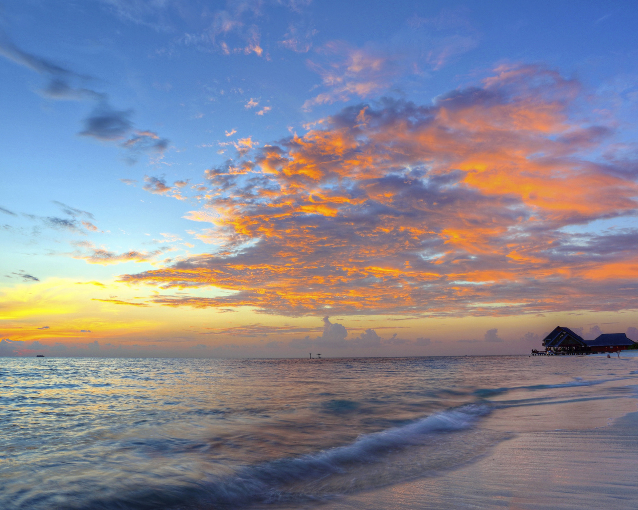 Красивый закат в небе на берегу тропического пляжа