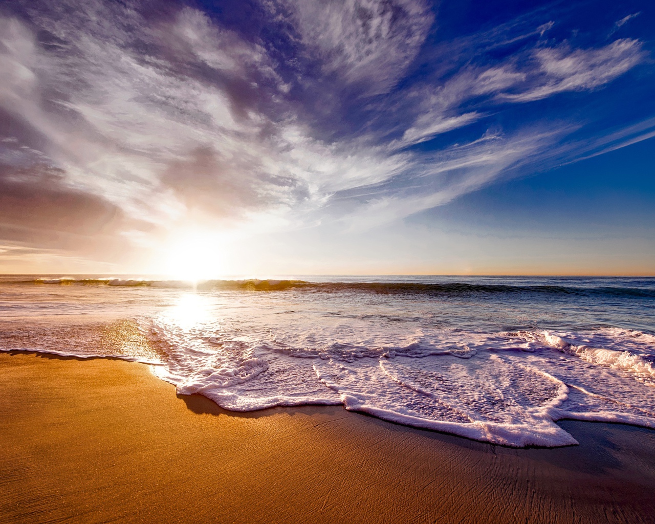 Красивые белые морские волны на теплом песке летом