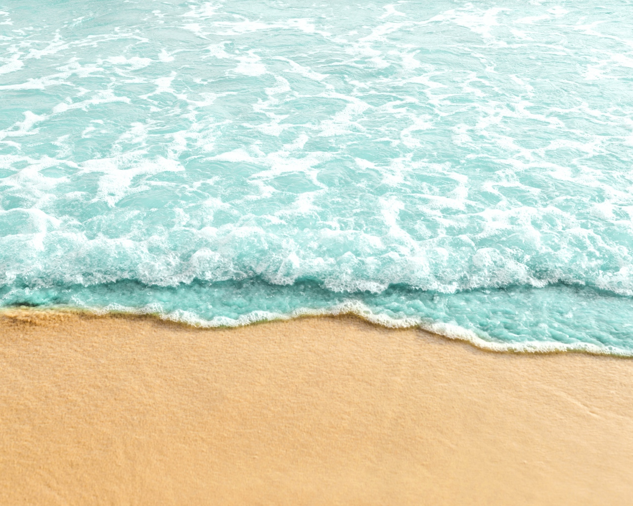 Голубая волна на теплом желтом песке летом