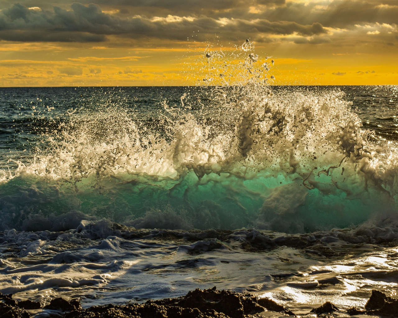 Бушующие белые волны на фоне низкий облаков в небе