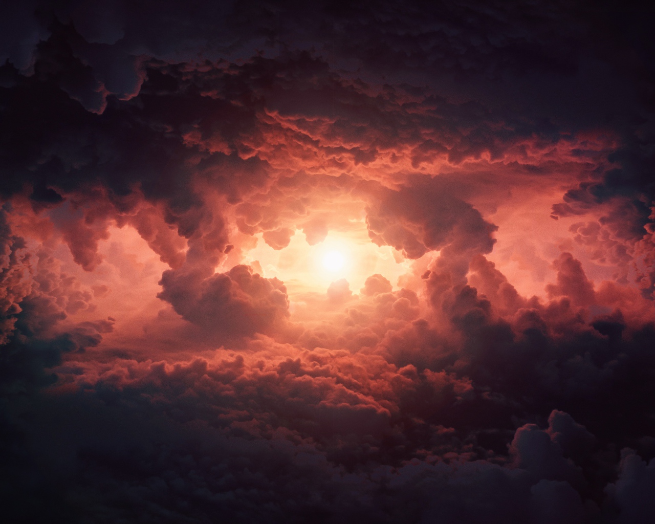 Яркая вспышка в грозовых облаках 