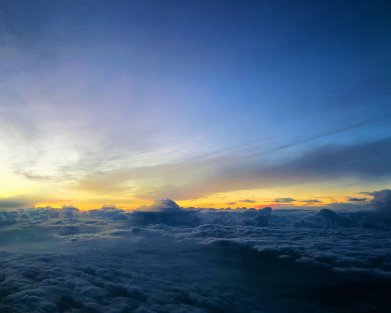 Белые низкие облака под голубым небом на рассвете