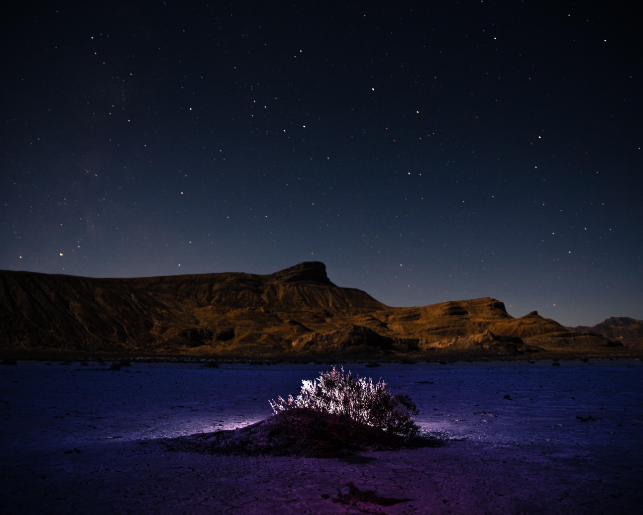 Пустыня у гор под звездным небом ночью