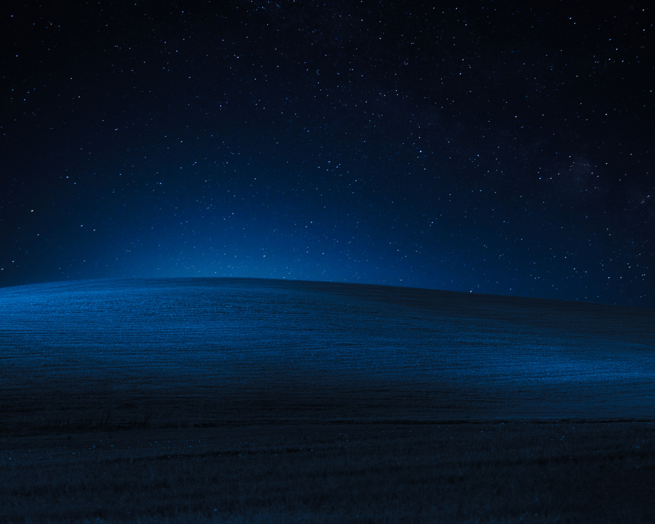 Поле под красивым звездным небом