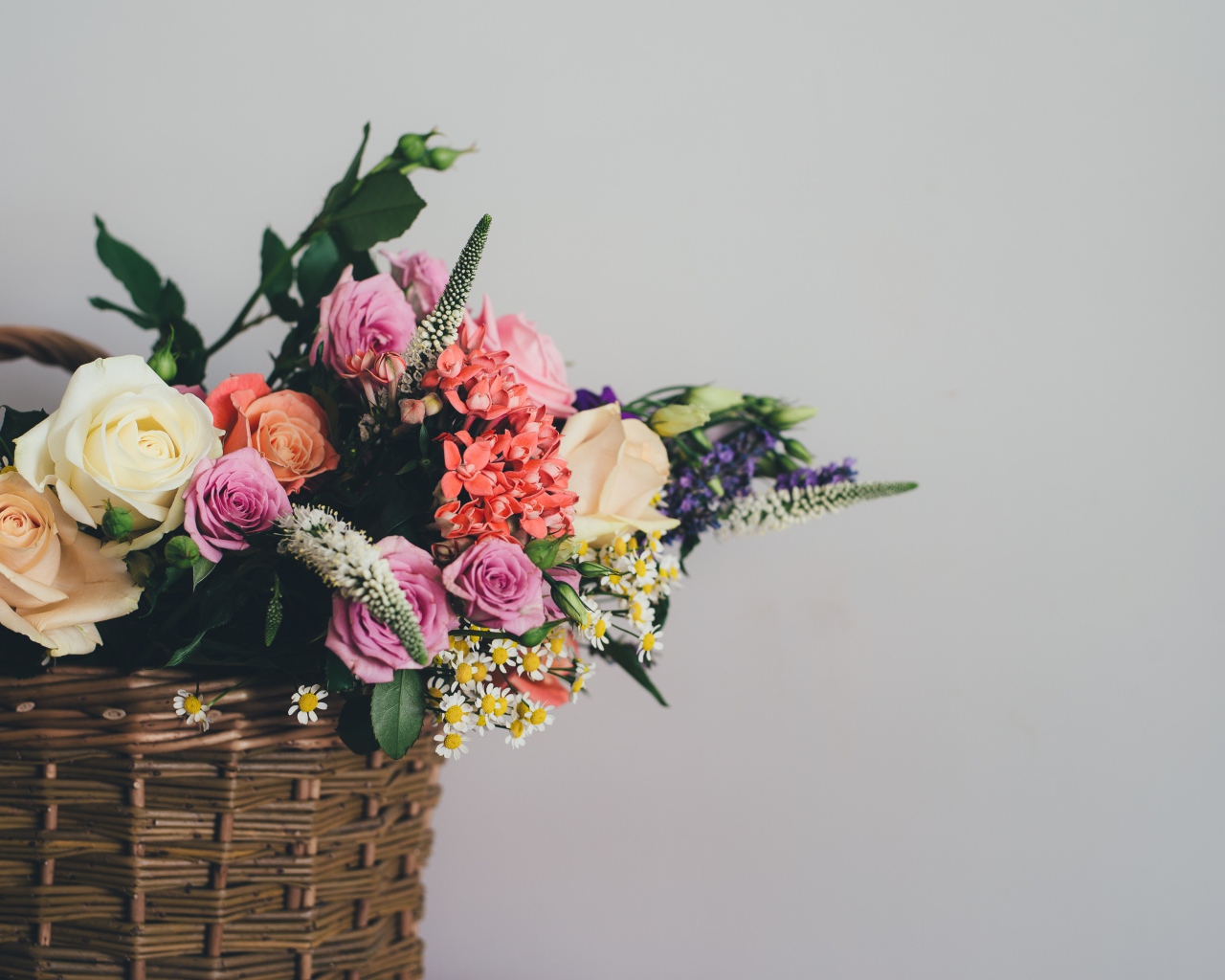 Букет цветов в корзине на сером фоне